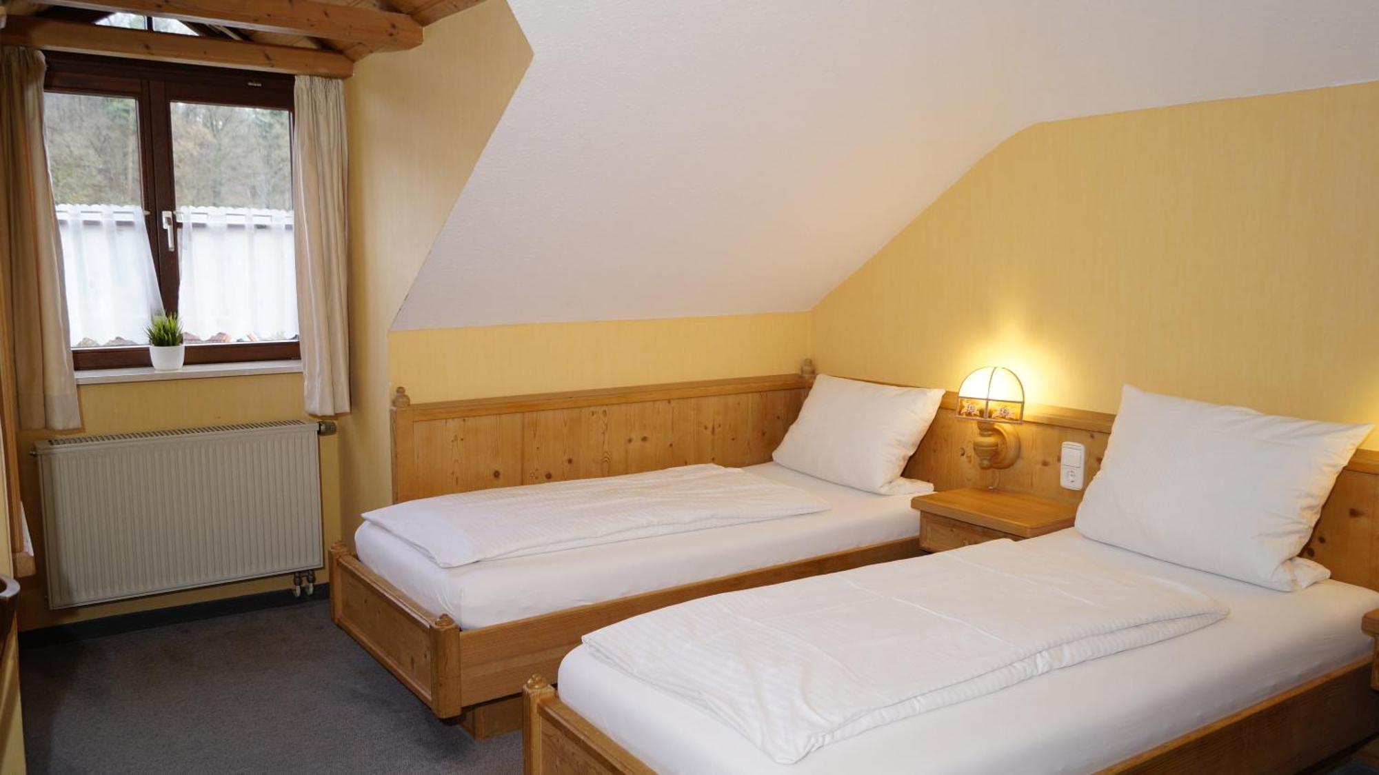 Landgasthof Falken Huttlingen Rum bild